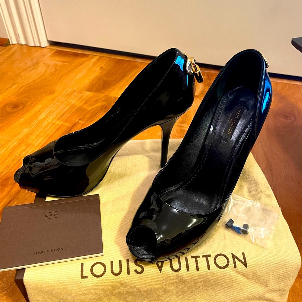 Black patent leather Louis Vuitton pumps